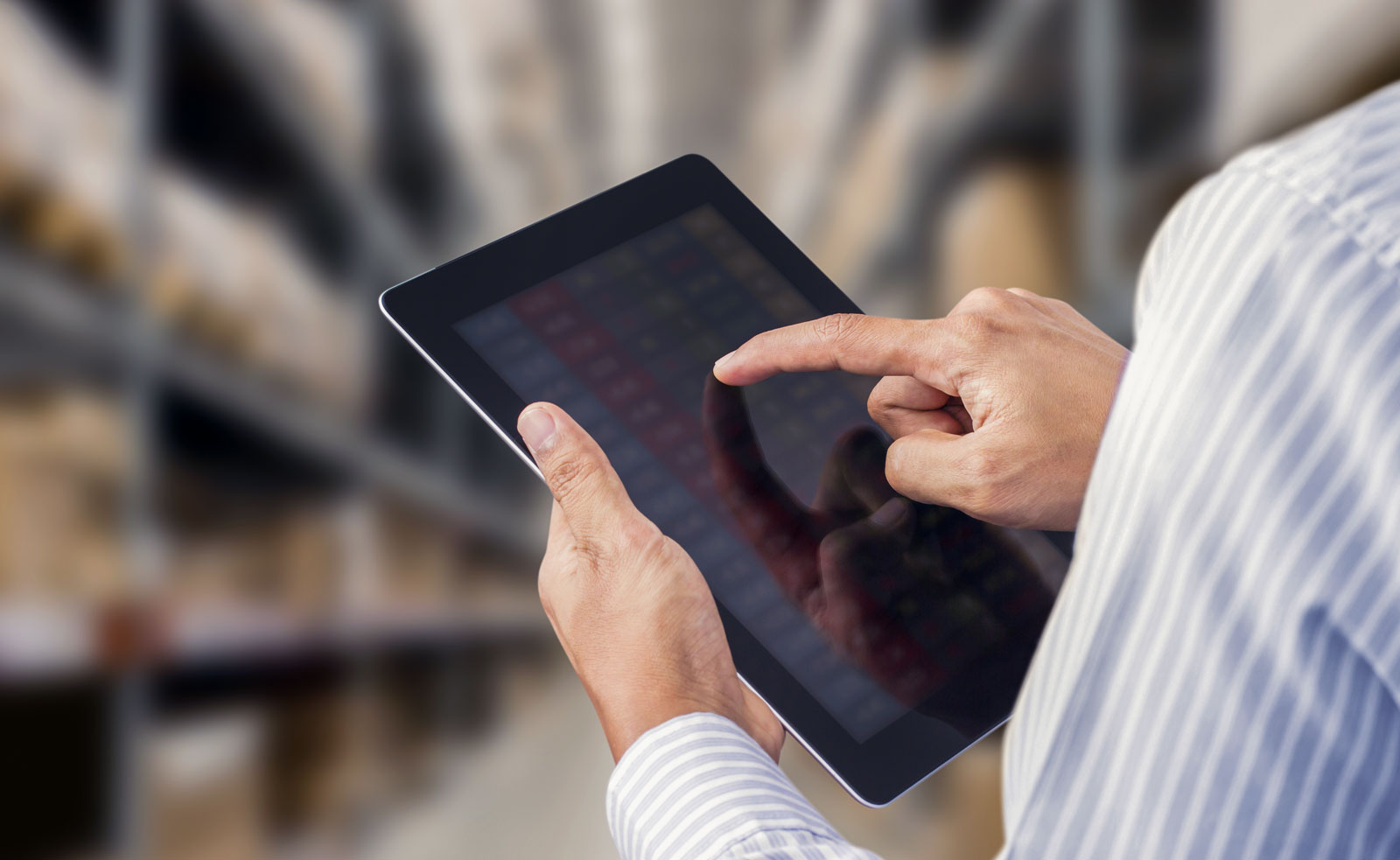 Mobile Zeiterfassung Mann mit einem Tablet in der Hand